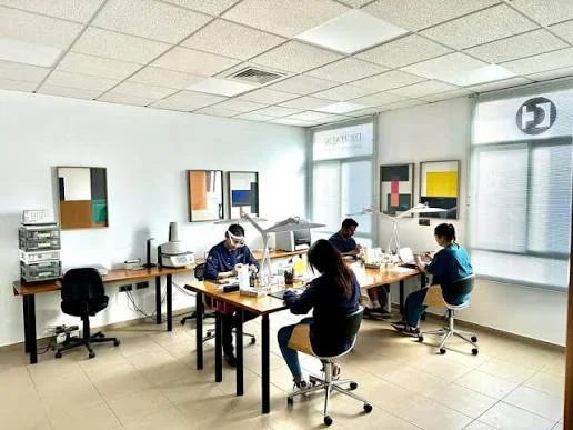Equipo técnico de maestros protésicos y ceramistas del laboratorio dental Digitalis en Málaga